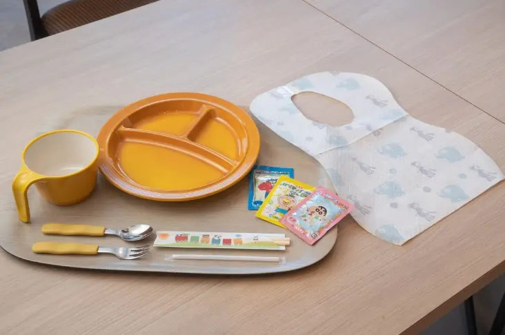 紙エプロン・スプーン・フォーク・割箸・ストロー・取り皿・カップ・ふりかけ