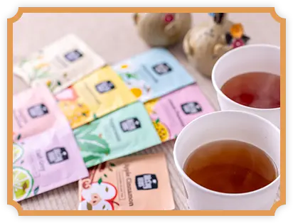 ティーバッグと紅茶を入れた紙コップの画像