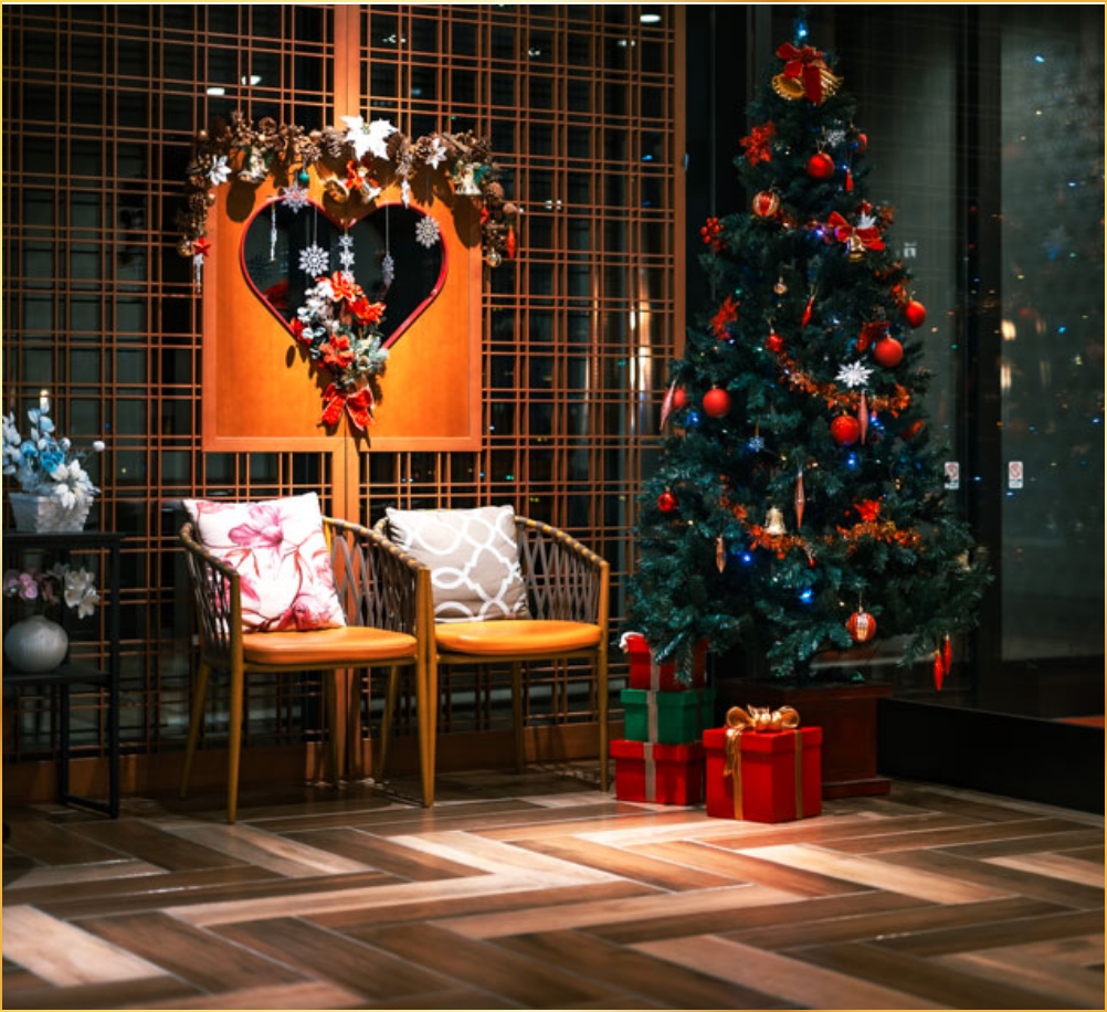 椅子とクリスマスツリー